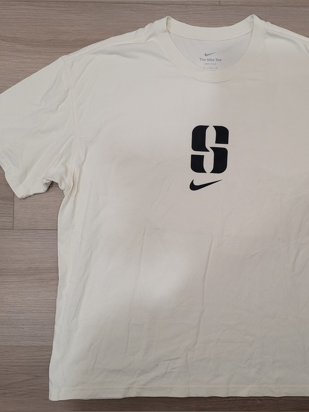 Nike Men's Cream Short-Sleeve Graphic T-Shirt